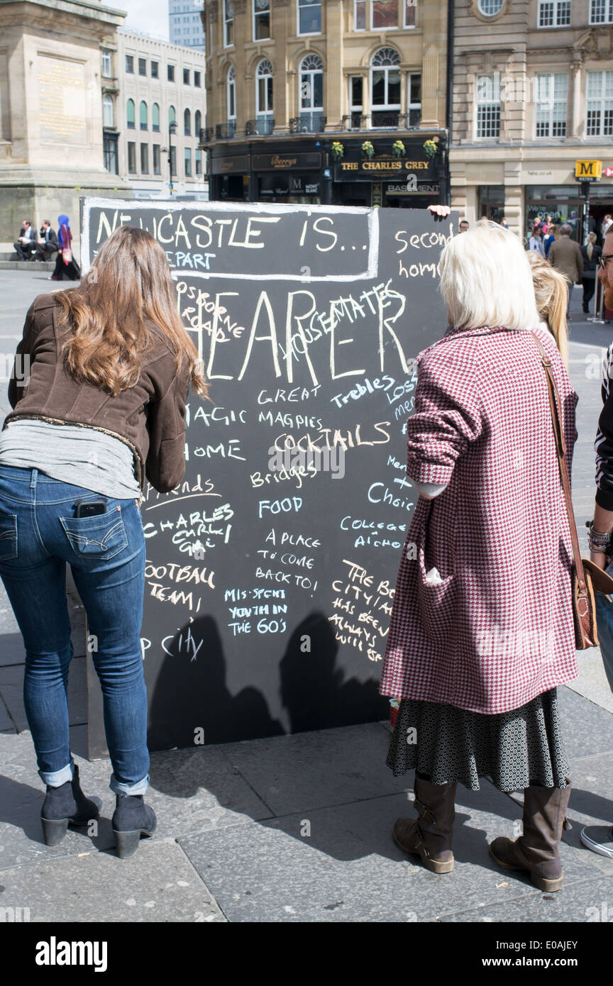 Kunst im öffentlichen Raum sammeln Meinungen über Newcastle Newcastle ist, mit einer Tafel in der Stadt Zentrum North East England UK Stockfoto