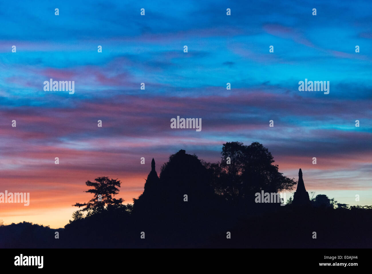 Antike Tempel und Pagoden bei Sonnenaufgang, Mrauk-U, Rakhine State in Myanmar Stockfoto