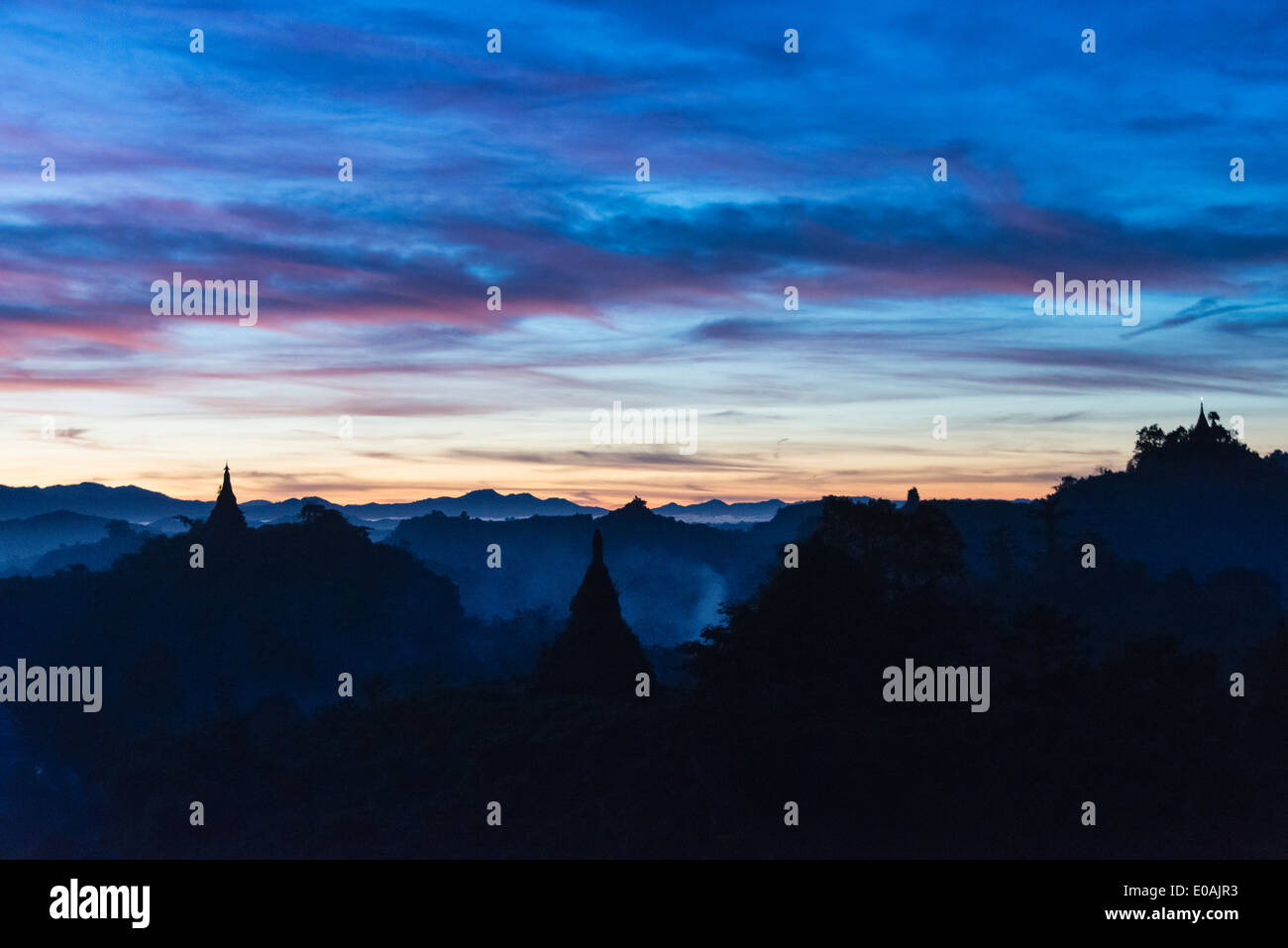 Antike Tempel und Pagoden in den Dschungel im morgendlichen Nebel bei Sonnenaufgang, Mrauk-U, Rakhine State in Myanmar Stockfoto