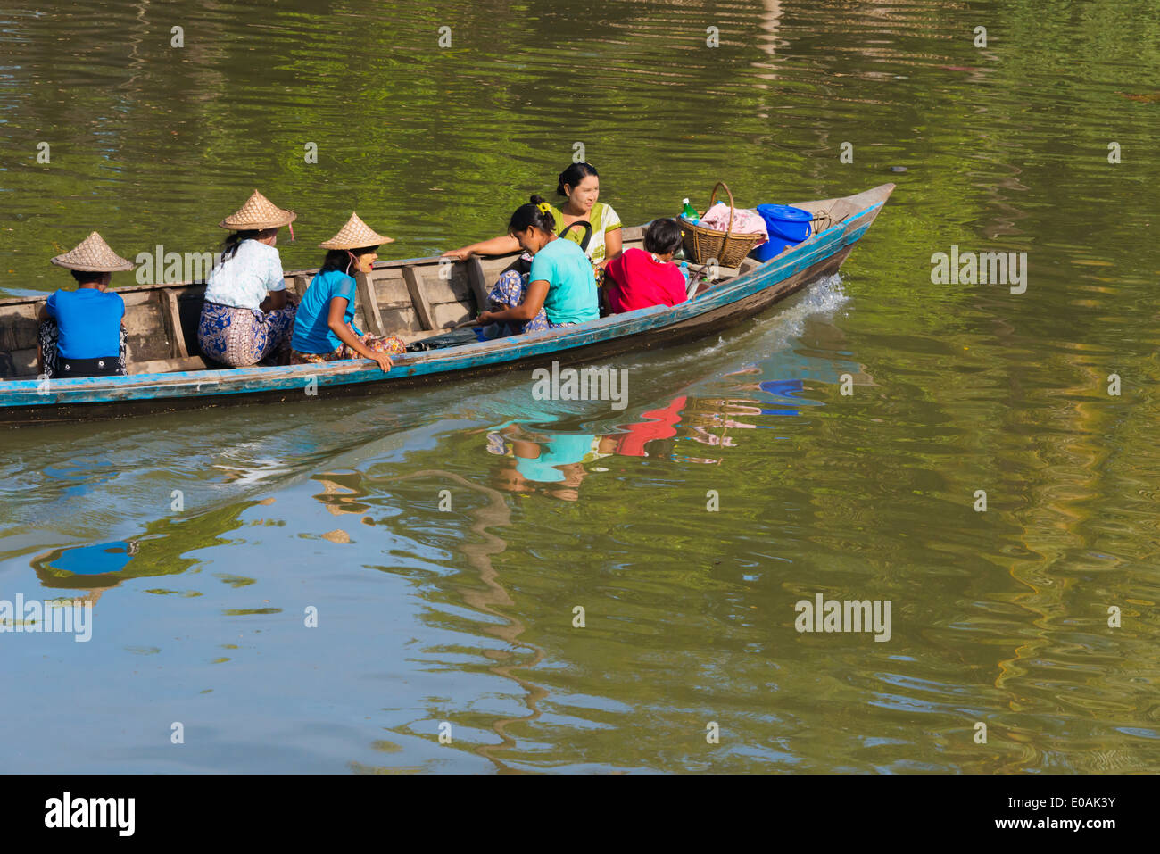 Fähre auf dem Kaladan Fluss, Sittwe, Rakhine State in Myanmar Stockfoto