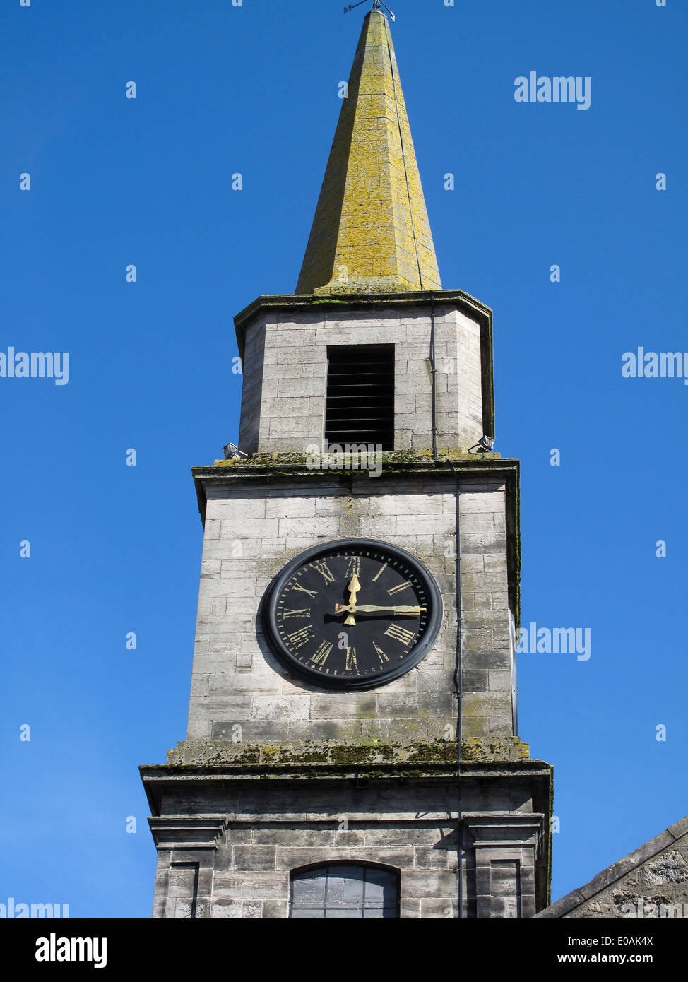 Alte Turmuhr und Spire Baronie Kammern Kirkintilloch Stockfoto