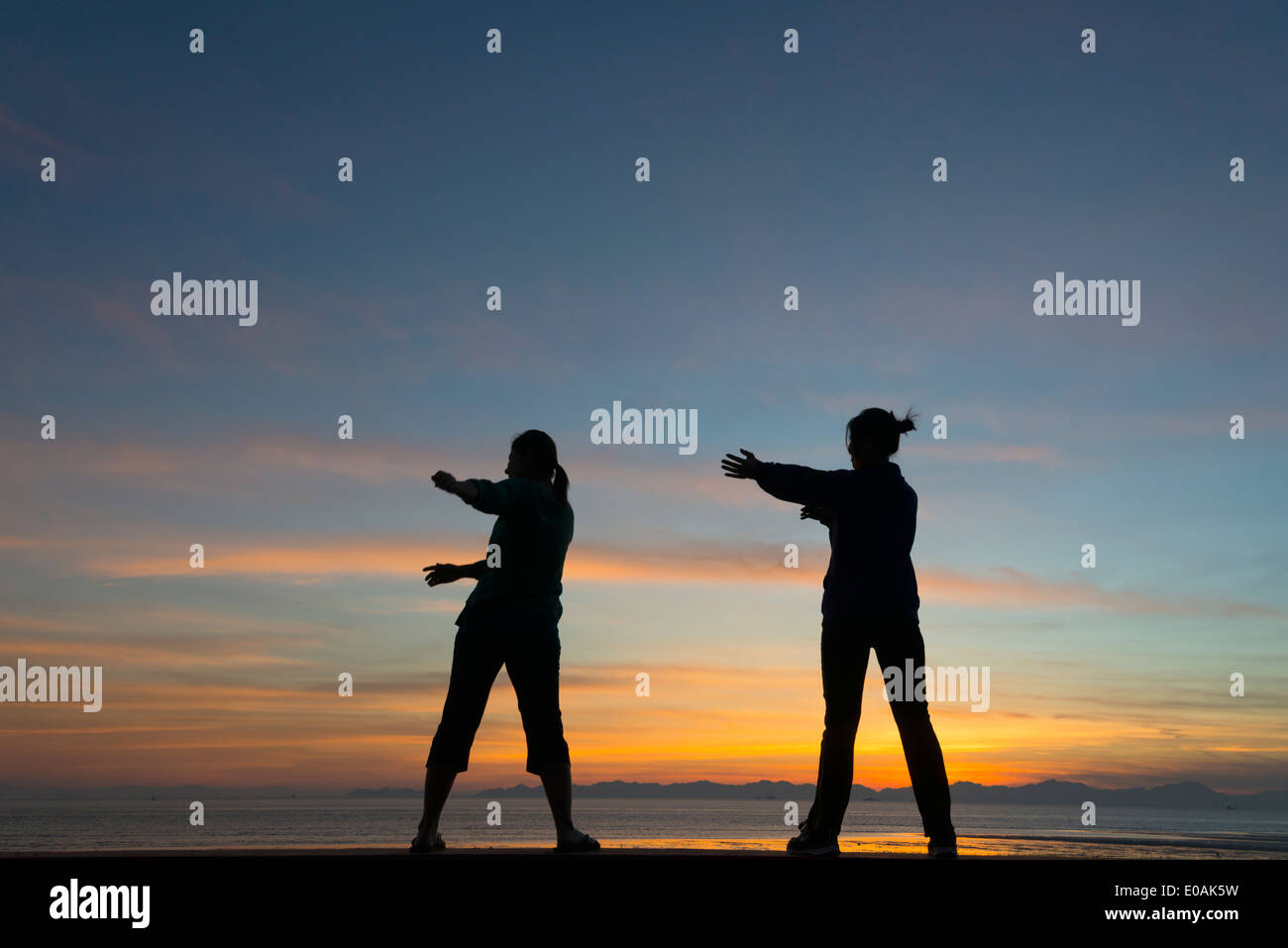 Menschen Sie praktizieren Yoga am Strand bei Sonnenuntergang, Sittwe, Rakhine State in Myanmar Stockfoto