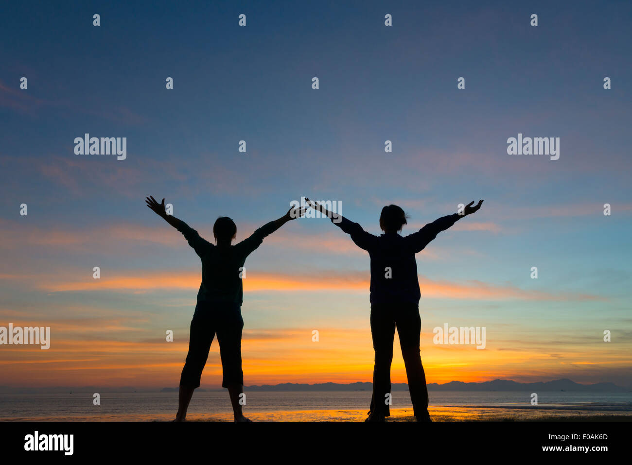 Menschen Sie praktizieren Yoga am Strand bei Sonnenuntergang, Sittwe, Rakhine State in Myanmar Stockfoto