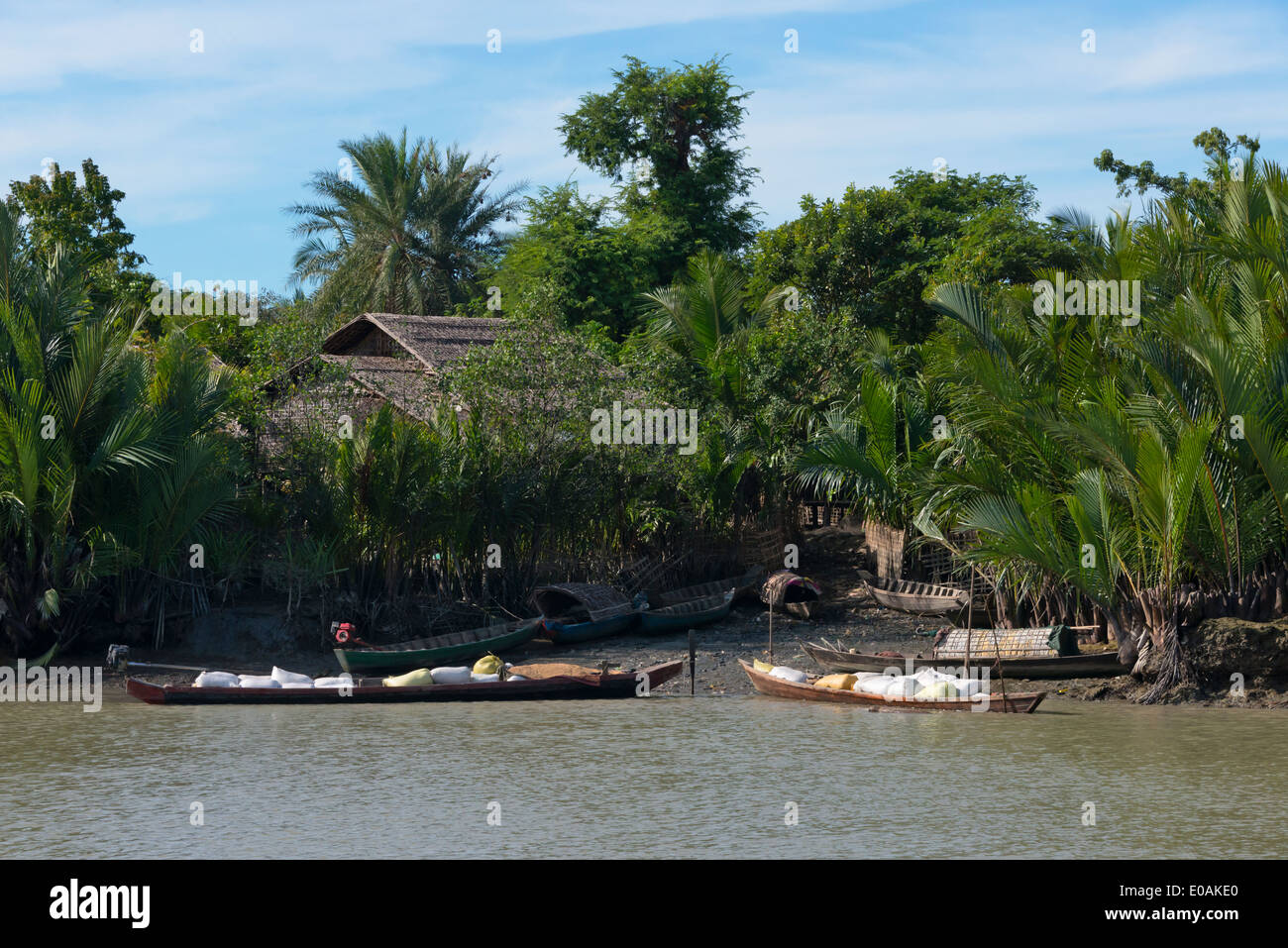 Dorf und Boote am Ufer des Kaladan River, Sittwe, Rakhine State in Myanmar Stockfoto