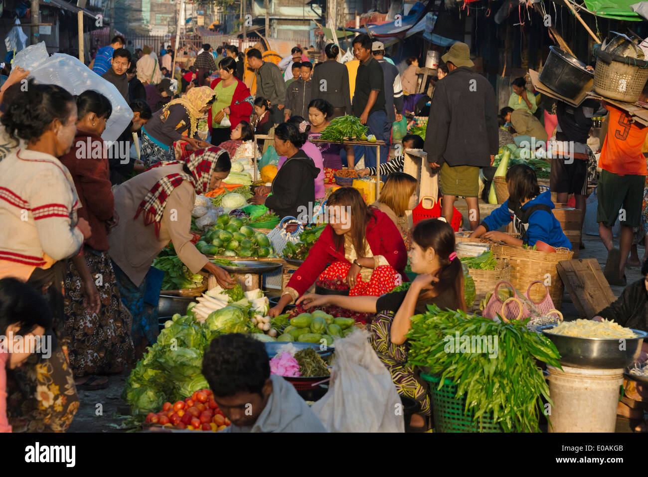 Verkauf von Gemüse auf dem Markt, Sittwe, Rakhine State in Myanmar Stockfoto
