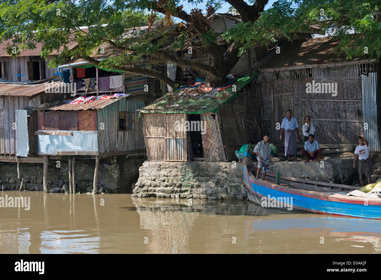 Dorf und Boot am Ufer des Kaladan River, Sittwe, Rakhine State in Myanmar Stockfoto