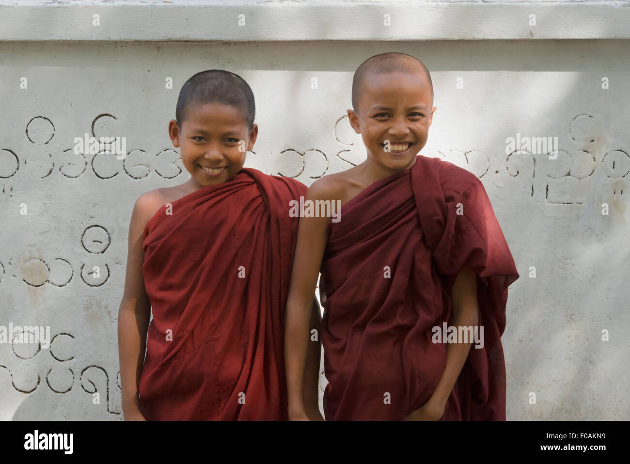 Mönche auf der Straße, Sittwe, Rakhine State in Myanmar Stockfoto