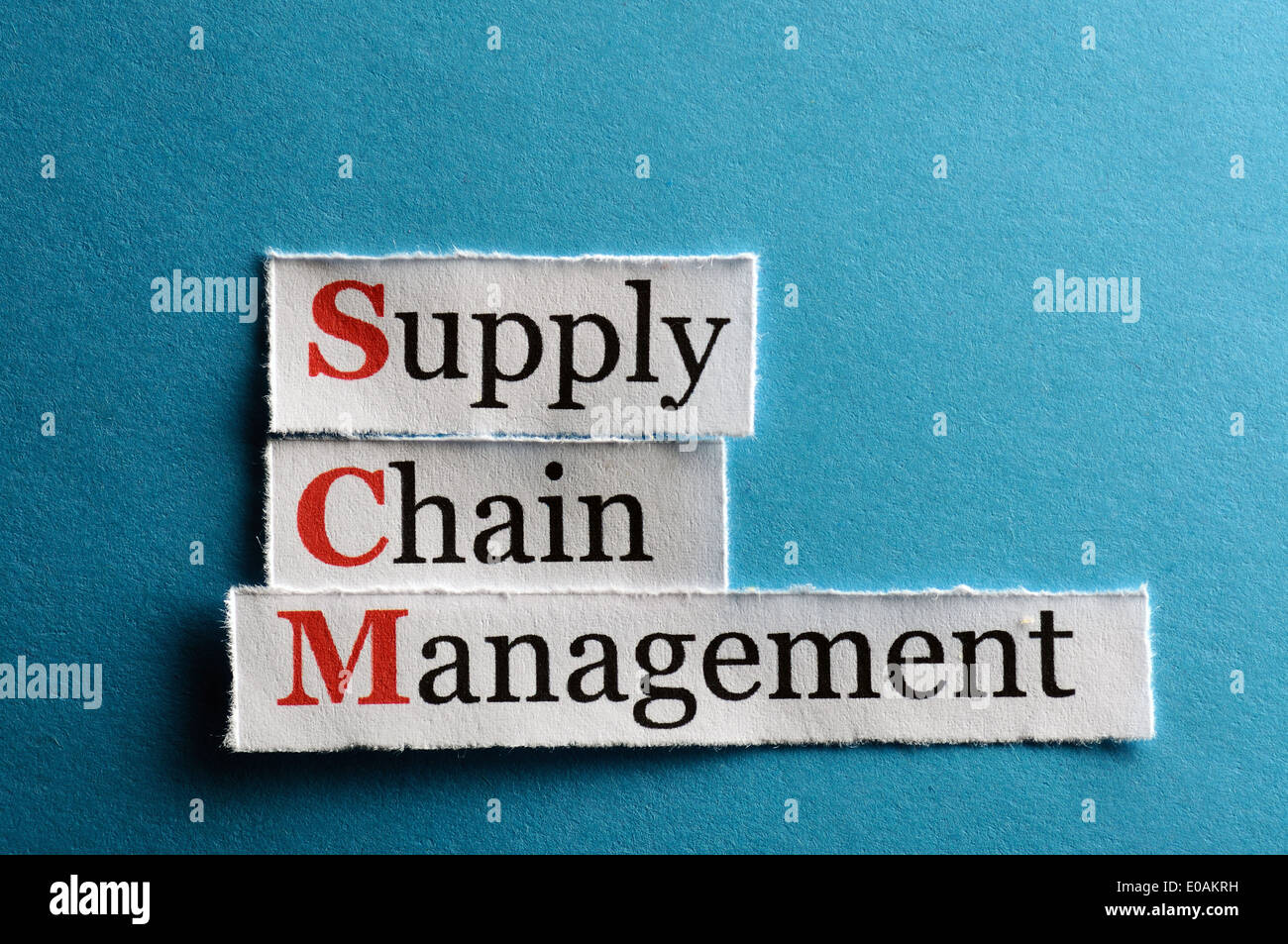 SCM Supply Chain Management Akronym auf blauem Papier Stockfoto