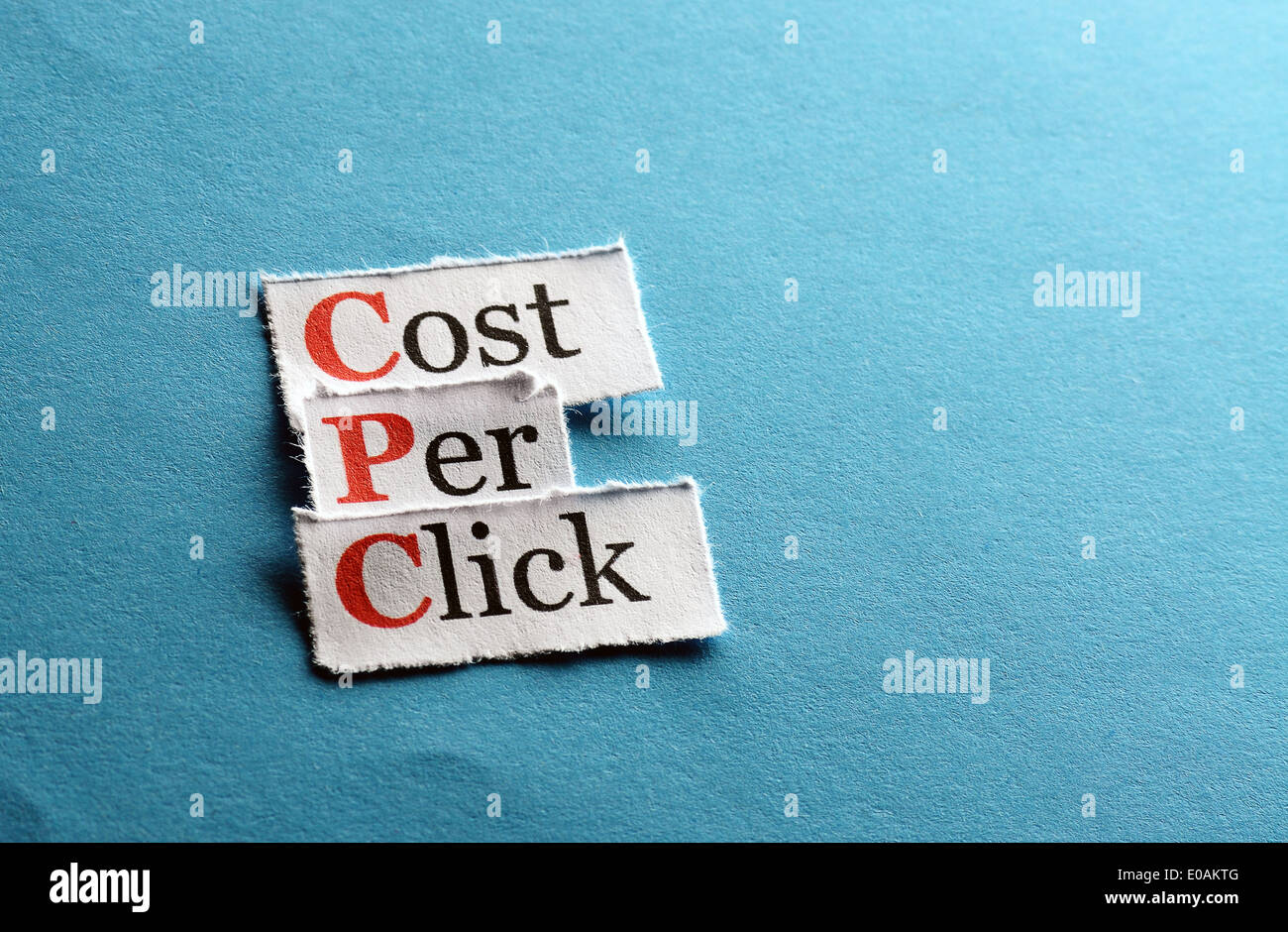 CPC, Kosten pro Klick auf blauem Papier Stockfoto