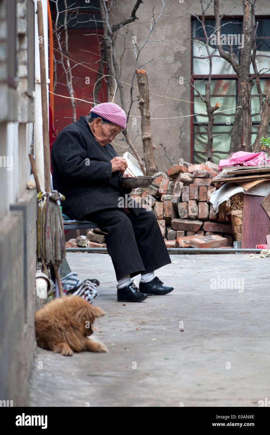 Alte Frau mit gebundenen Füßen, Jianshui, Yunnan, China Stockfoto
