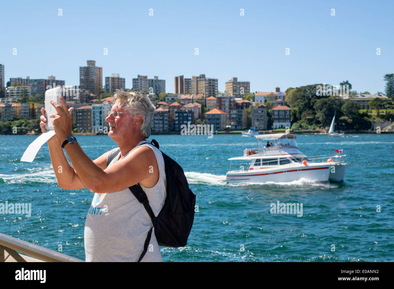 Sydney Australien, Sydney Harbour, Hafen, Wasser, Parramatta River, Kirribilli, Nachbarschaft, untere Nordküste, Boot, Mann Männer männlich, mit Tablet, iPad, Kamera, AU Stockfoto