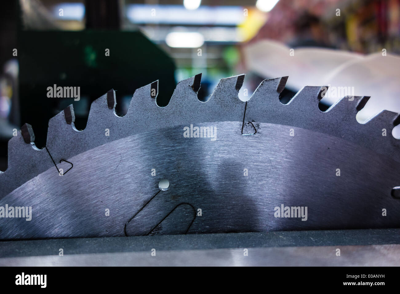 Makroaufnahme eines runden Tisches sah in einem dunklen Raum Stockfoto