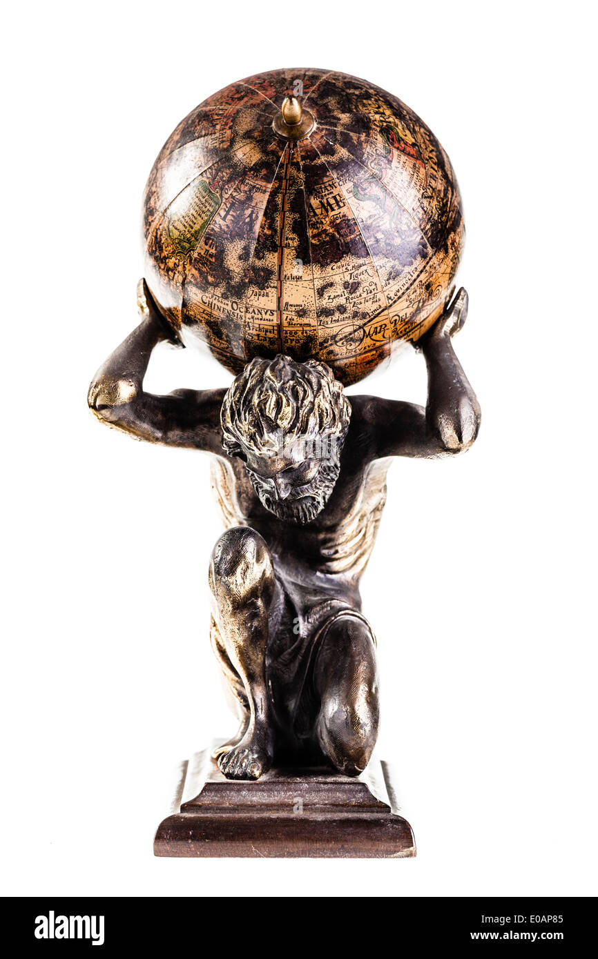 eine Skulptur des mythischen Atlas mit der Welt über einen weißen Hintergrund Stockfoto