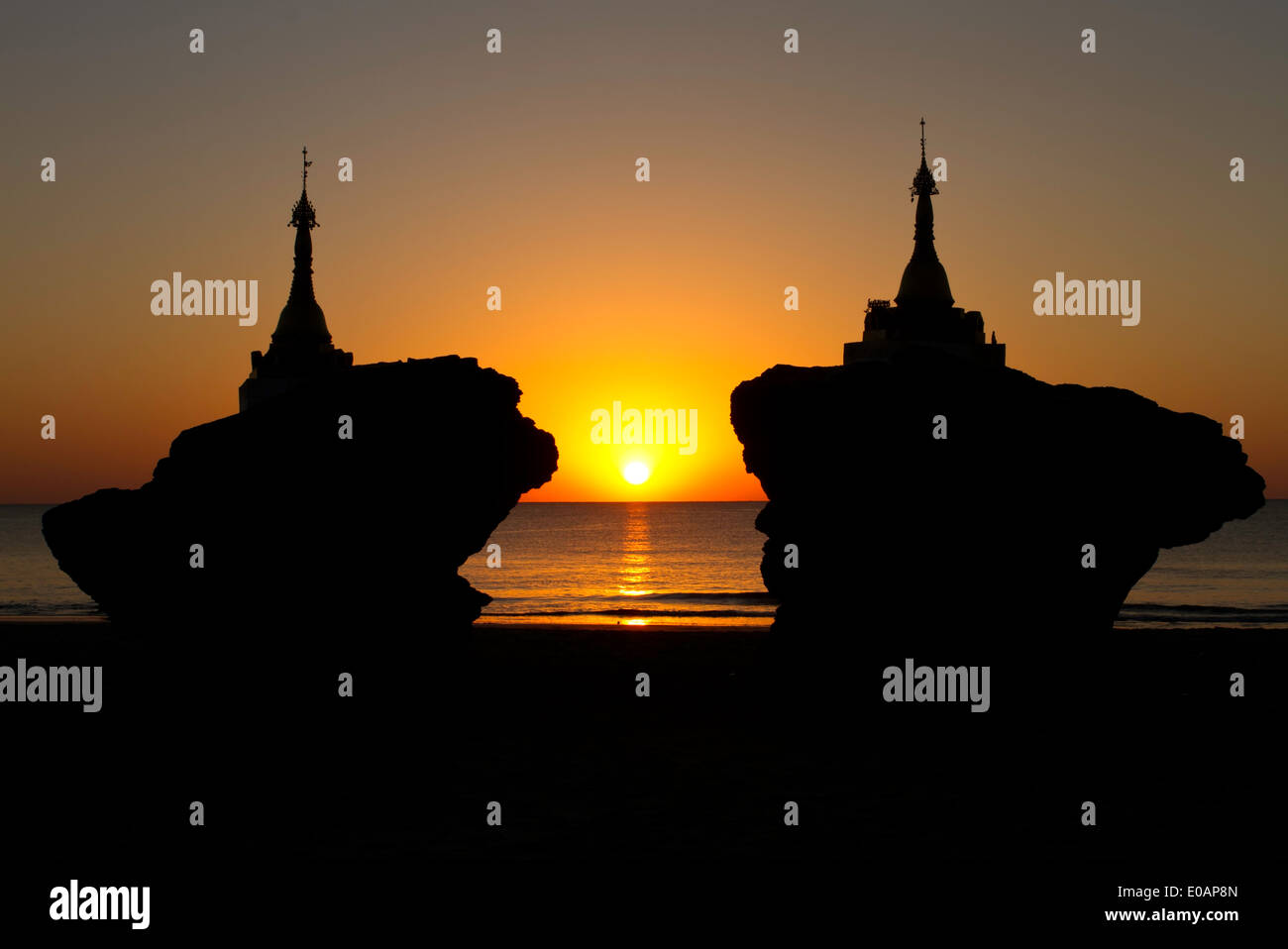 Strand-Pagoden bei Sonnenuntergang Ngwe Saung Birma (Myanmar) Stockfoto