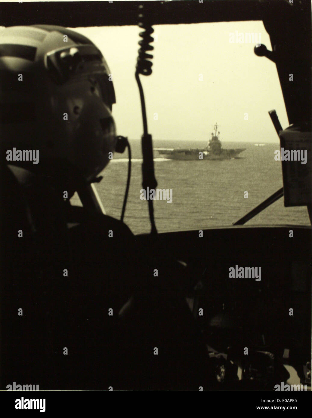 Dieses Foto, aufgenommen von der Naval Helicopter Historical Society, zeigt einen Blick auf die USS Hornet und zeigt den Flugzeugträger in seiner betrieblichen Umgebung. Die USS Hornet spielte während ihres Dienstes eine wesentliche Rolle bei verschiedenen militärischen Feldzügen. Stockfoto