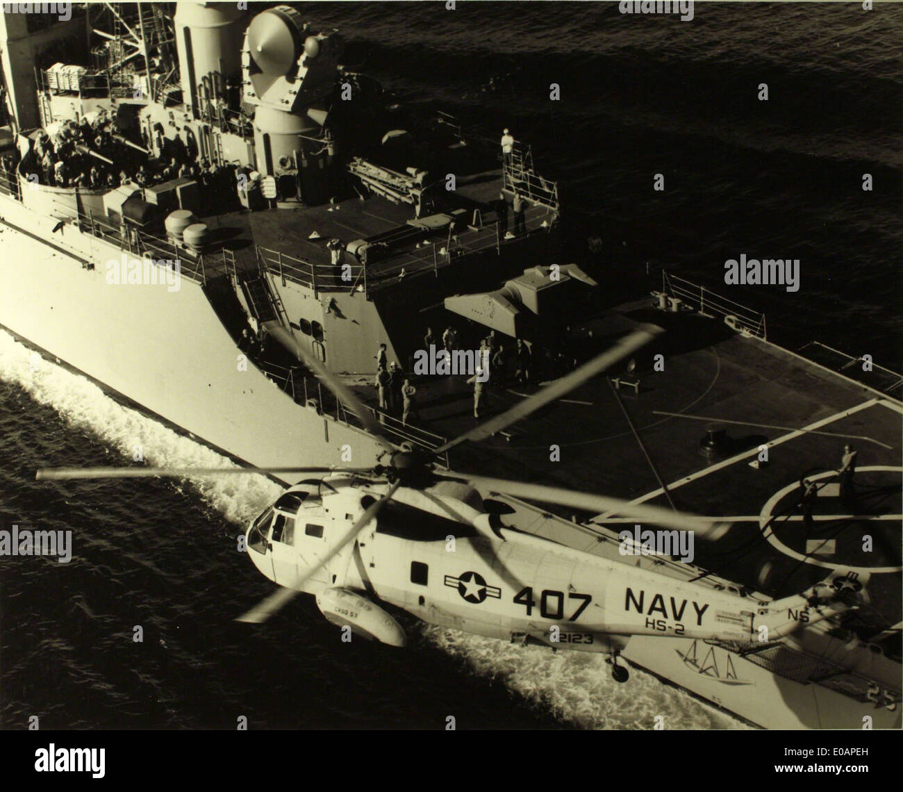 Ein Hubschrauber der HS-2, einer US Navy Helicopter Squadron, erhält während des Betriebs Treibstoff. Die Naval Helicopter Historical Society bewahrt die Geschichte des Marinehubschrauberbetriebs und der Luftfahrt auf. Stockfoto