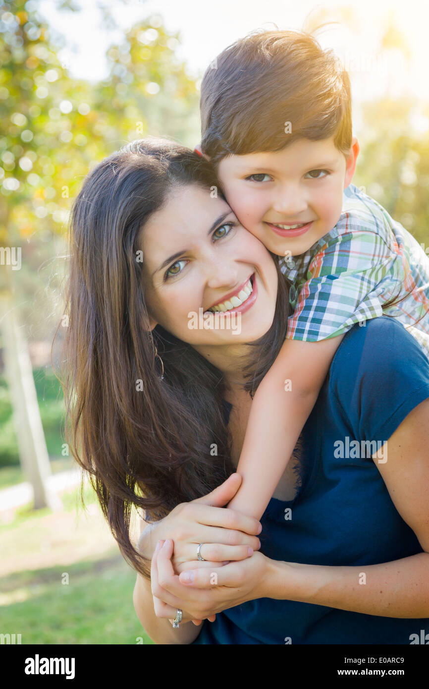 Attraktive junge gemischte Rennen Mutter und Sohn Hug im Freien im Park. Stockfoto