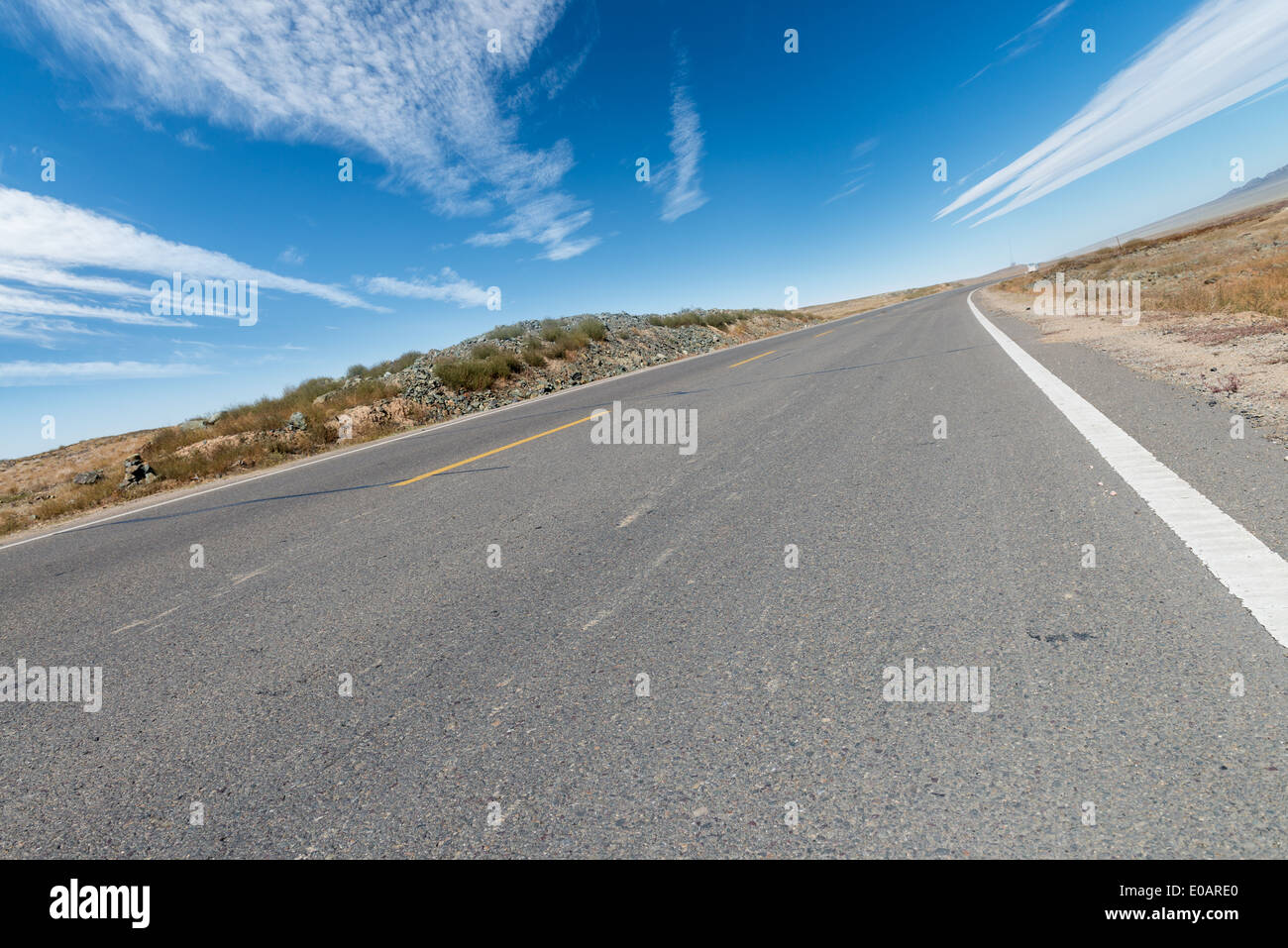 Straße in die Wildnis, Xinjiang, china Stockfoto