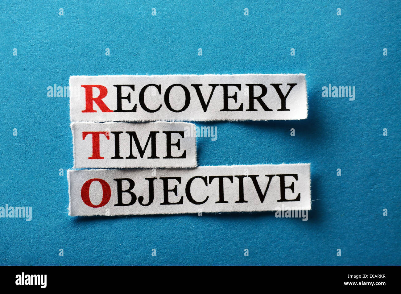 RTO Akronym - Recovery-Zeit-Management, Worte auf Papier geschnittenen hartes Licht Stockfoto