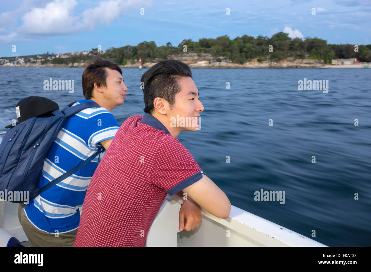 Sydney Australien, Sydney Hafen, Hafen, Watsons Bay, Sydney Fähren, an Bord, Fähre, asiatischer Mann, Männer, Freunde, Blick, Natur, Natur, Landschaft, AU140309289 Stockfoto