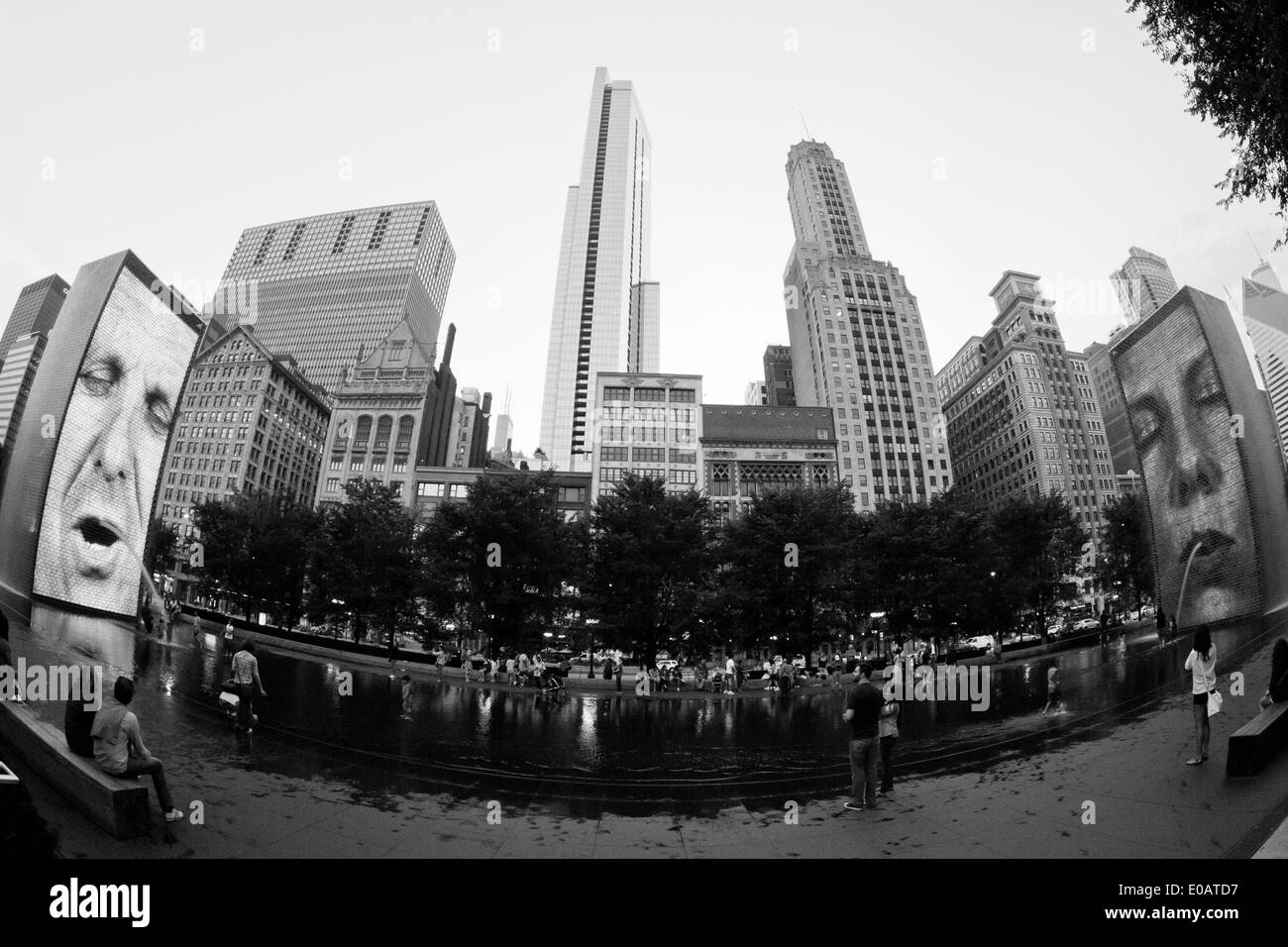 Schwarz-weiß, fisheye Blick auf die Krone Brunnen im Millennium Park, Chicago, Illinois. Stockfoto