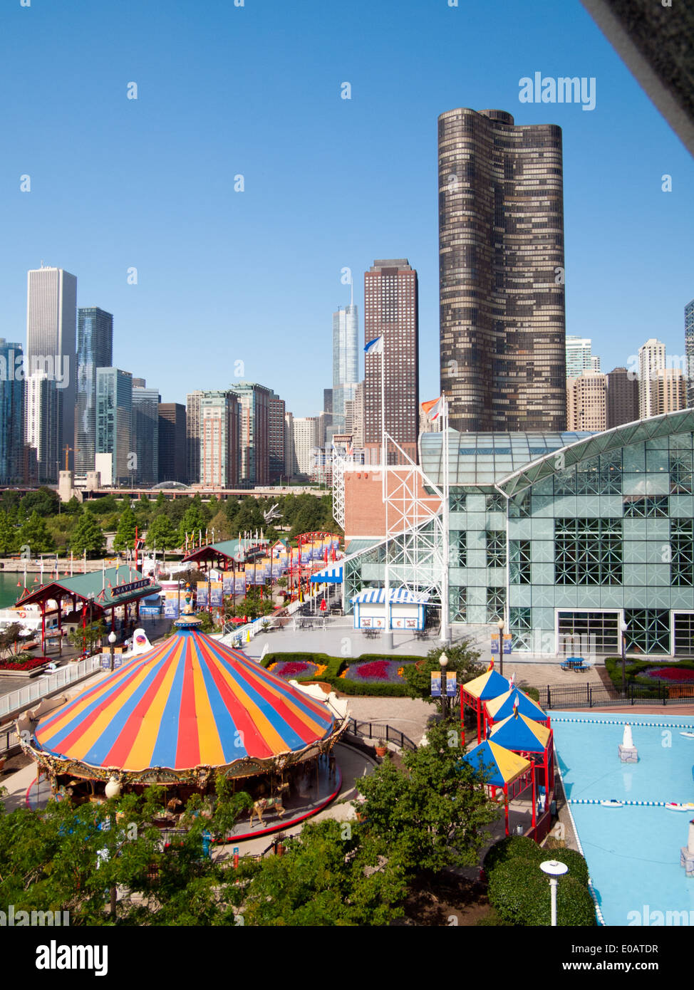 Eine Luftaufnahme des Navy Pier, Lake Point Tower und die Skyline von Chicago. Chicago, Illinois. Stockfoto