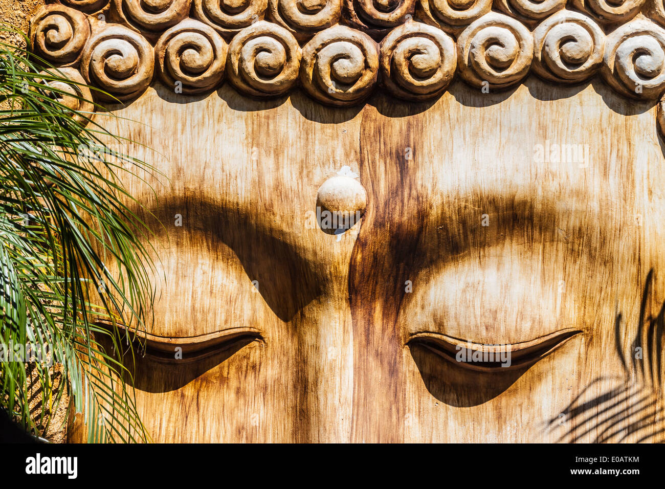 Detail von einem Zen-Holzskulptur in einem Zengarten Stockfoto