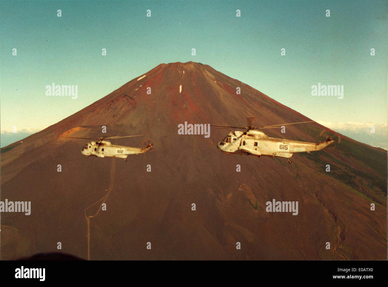 HS-12 war ein Hubschraubergeschwader der US Navy, das während des Zweiten Weltkriegs im Pazifik diente. Das Bild zeigt ihre Operationen in der Nähe des Fuji in Japan, wobei die Geschwader für ihre Missionen mit Speergewehren und anderer Spezialausrüstung bekannt sind. Stockfoto