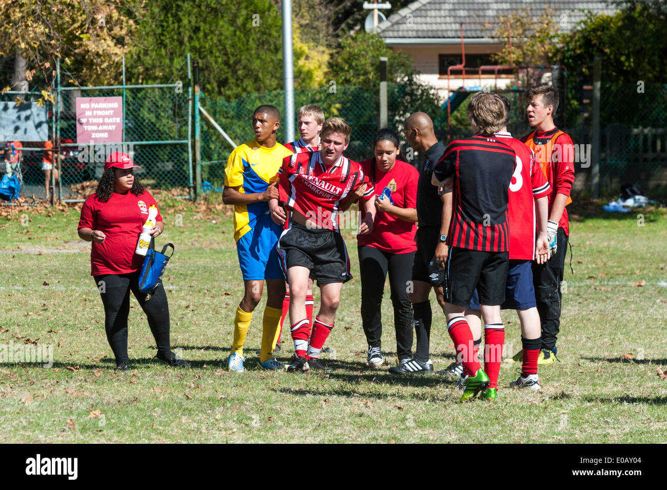 Verletzt, junger Fußballspieler, Cape Town, Südafrika Stockfoto