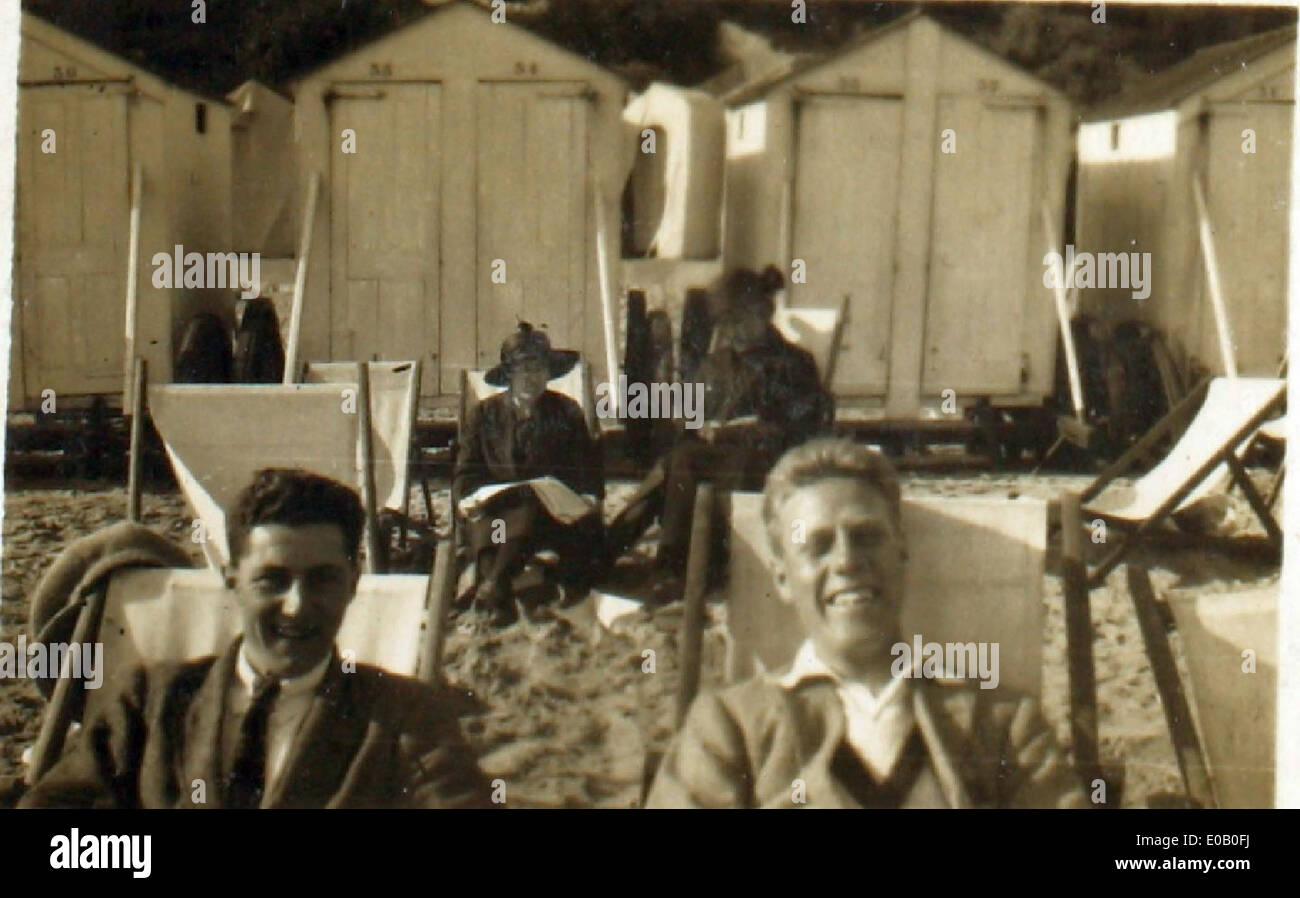 Dieses Foto von 1923 zeigt Sgt. Hawkins und eine weitere Person während ihres Dienstes in Bournemouth, England. Das Bild fängt wahrscheinlich einen Moment ihres militärischen Lebens ein, möglicherweise verbunden mit der Royal Air Force (RAF) oder einem anderen Zweig der britischen Streitkräfte während der Zeit nach dem Ersten Weltkrieg. Die RAF expandierte zu dieser Zeit schnell und markierte eine bedeutende Ära in der Luftfahrtgeschichte. Stockfoto