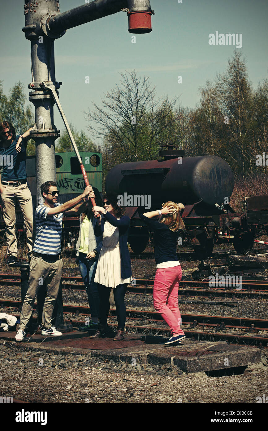 Fünf Freunde, die Spaß an alten Bahngelände kaput Stockfoto