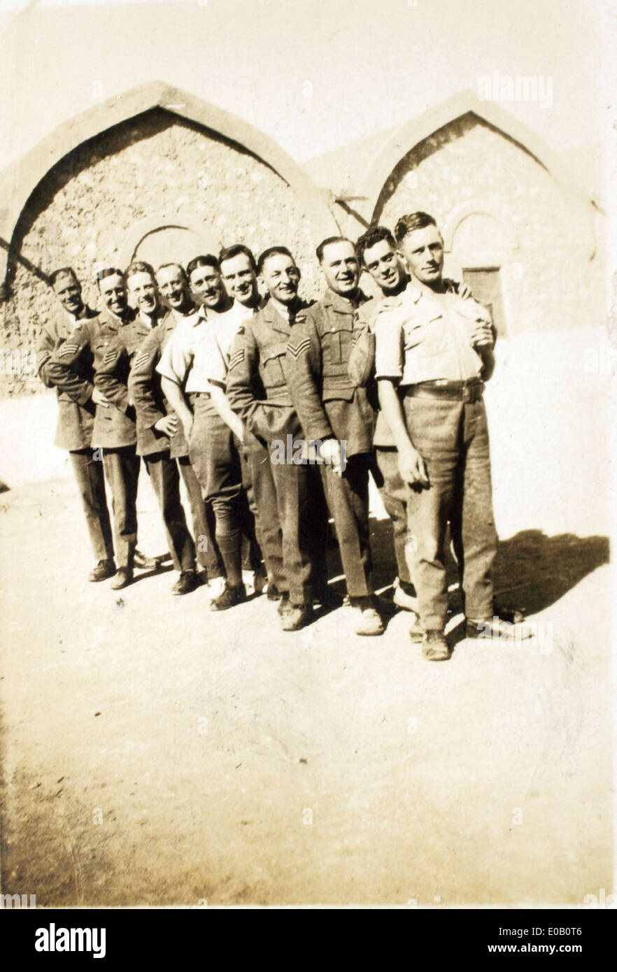 Das Foto mit dem Titel „Happy Family“ zeigt Edwin Newman, ein Mitglied der Royal Air Force (RAF), das während des Irak-Konflikts im Nahen Osten stationiert war. Seine Rolle in der RAF unterstreicht die Beteiligung der britischen Luftwaffe in der Region. Stockfoto