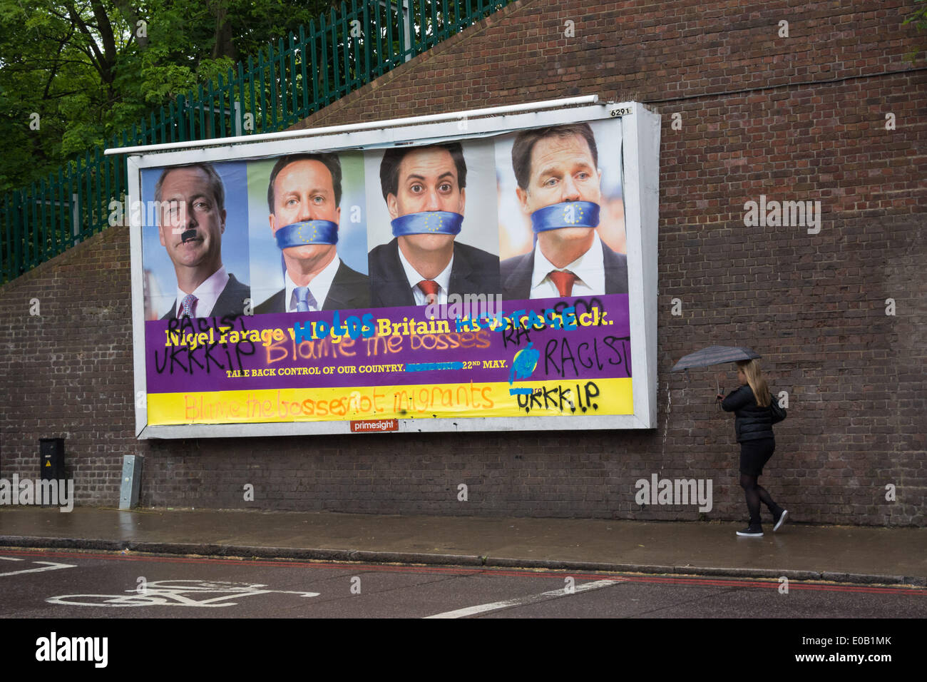 Tottenham, London UK. 8. Mai 2014. Ein Plakat zeigt eine Werbung für politische Partei UKIP ist mit dem Wort "Rassist", in Tottenham, London unkenntlich gemacht. Tottenham ist ein Londoner Stadtteil, der für seine rassische Vielfalt anerkannt wird.  Bildnachweis: Patricia Phillips/Alamy Live-Nachrichten Stockfoto
