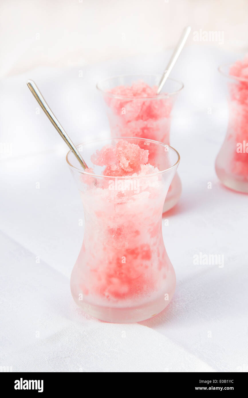 Drei Gläser von Rhabarber Granita auf weißem Grund Stockfoto