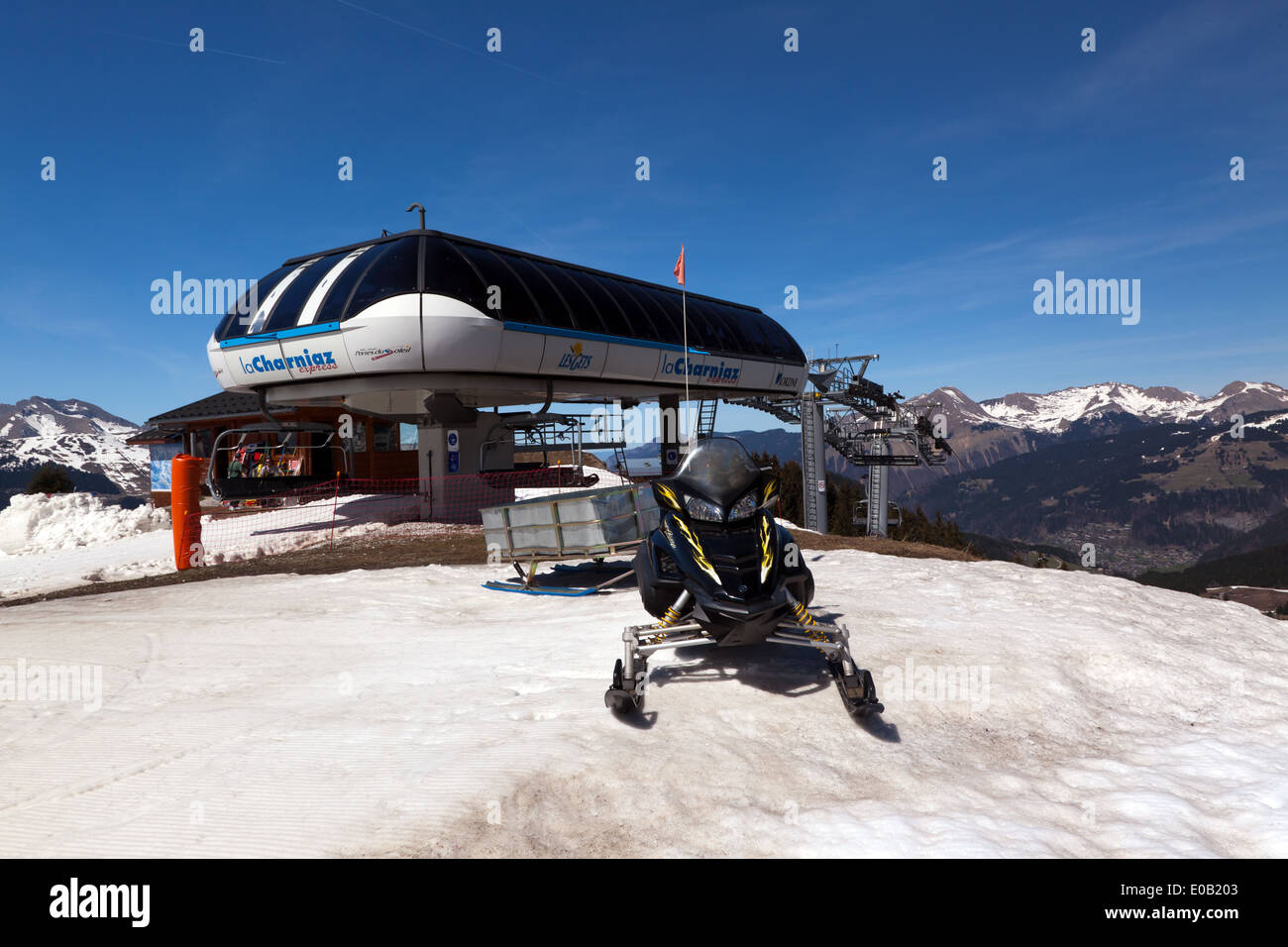 Ein schneemobil neben La charnia geparkt, eine ausdrückliche Skilift im Skigebiet von Morzine, Frankreich. Stockfoto