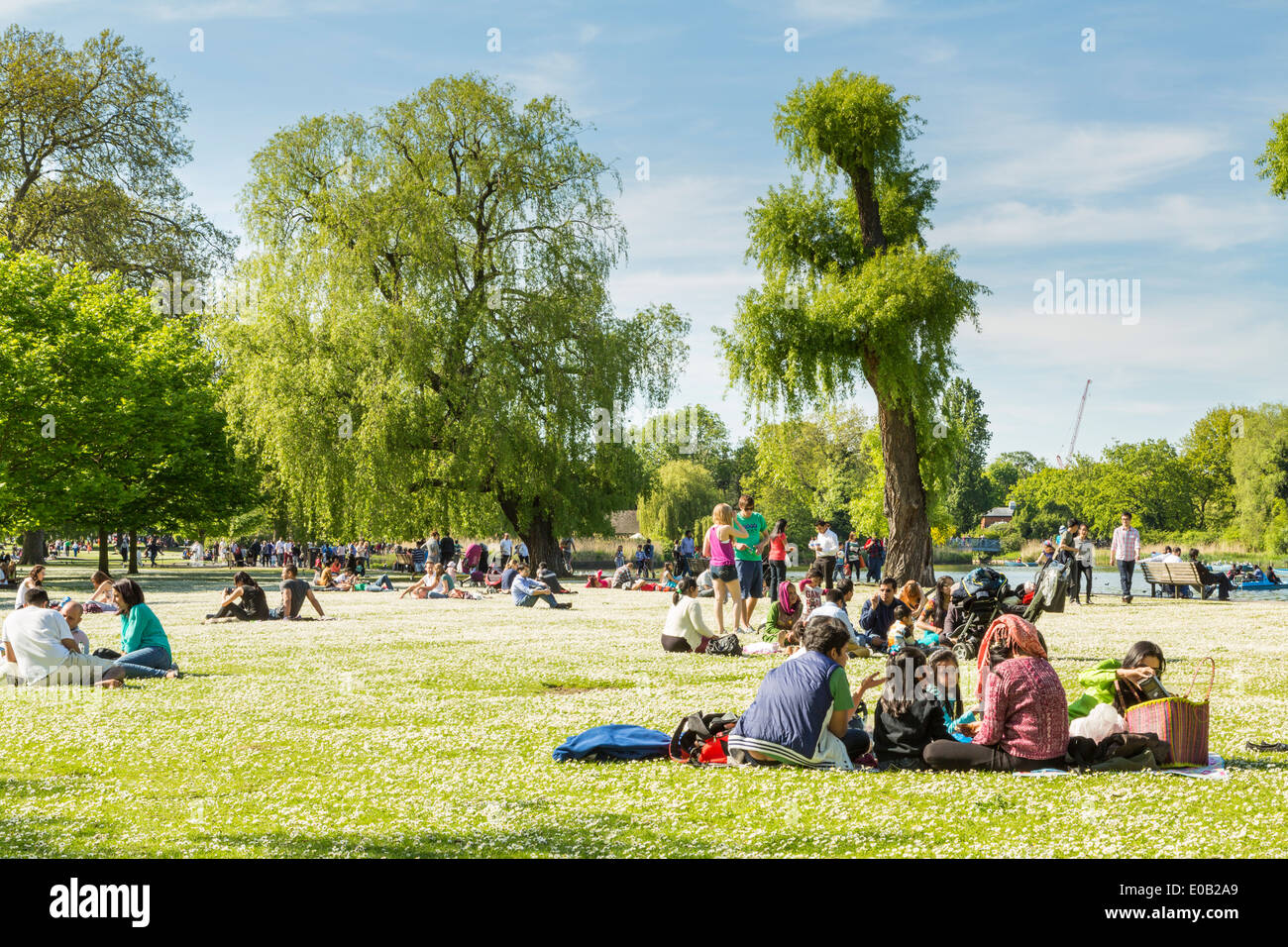 Junge Menschen zum Entspannen in der Sommersonne, Regents Park London Stockfoto