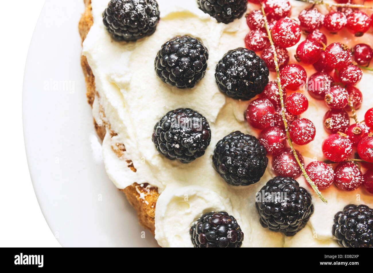 Kuchendekoration Creme, Brombeeren und roten Johannisbeeren Stockfoto