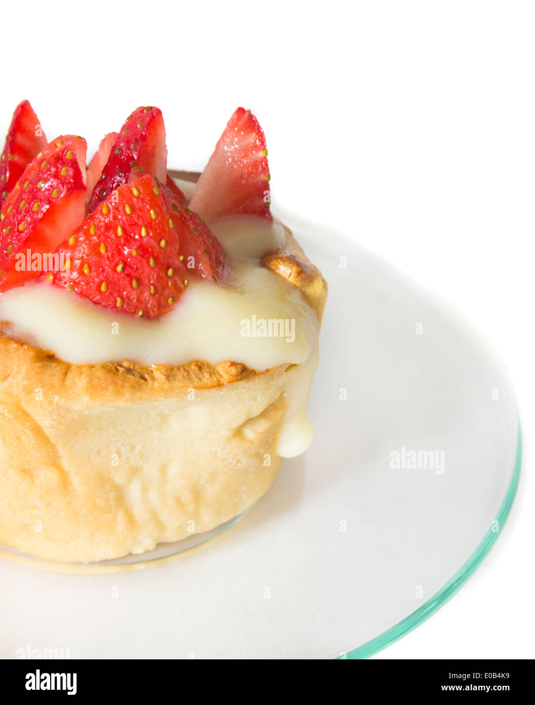 Mini-Torte mit Vanillepudding und Erdbeeren, isoliert, Seitenansicht Stockfoto