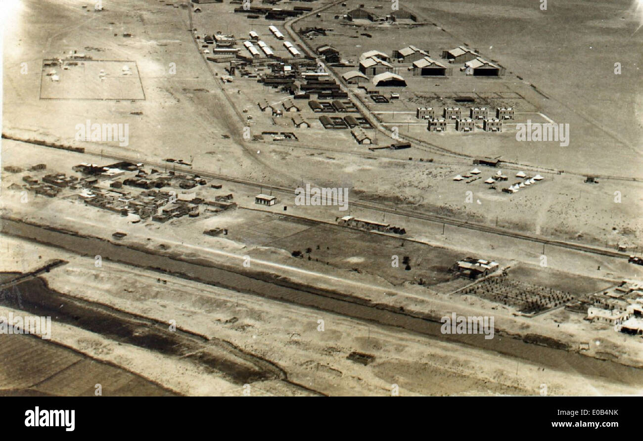 Luftaufnahme von Edwin Newman, die die Operationen der Flying Training School Nr. 4 in Absueir, Irak, während einer Ausbildungsmission der Royal Air Force im Nahen Osten zeigt. Die RAF führte in der Mitte des 20. Jahrhunderts mehrere Operationen in der Region durch. Stockfoto