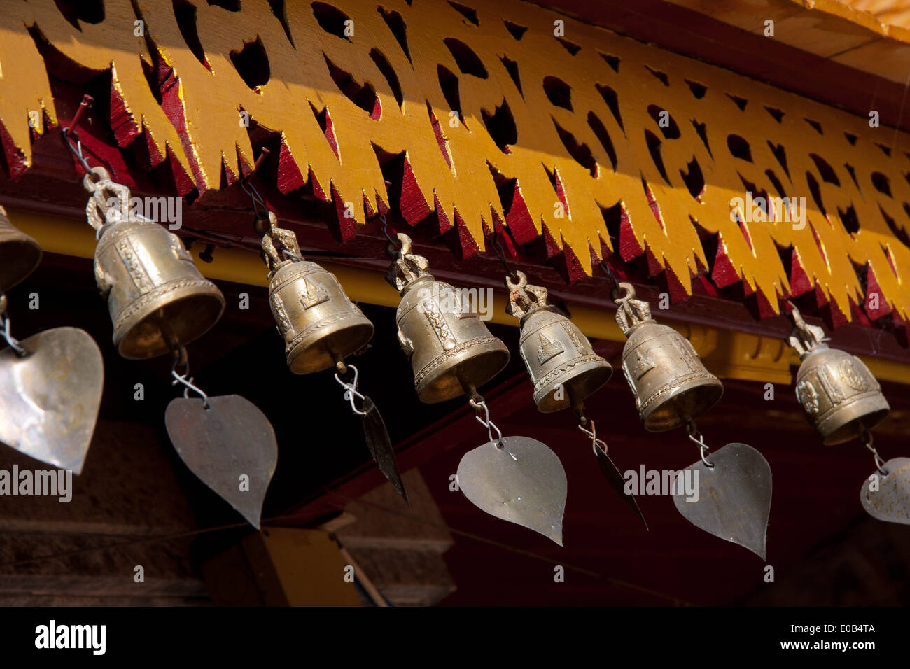 Heilige Glocken hängen an der Wat Phra, die Doi Suthep, Chiang Mai, Thailand Stockfoto