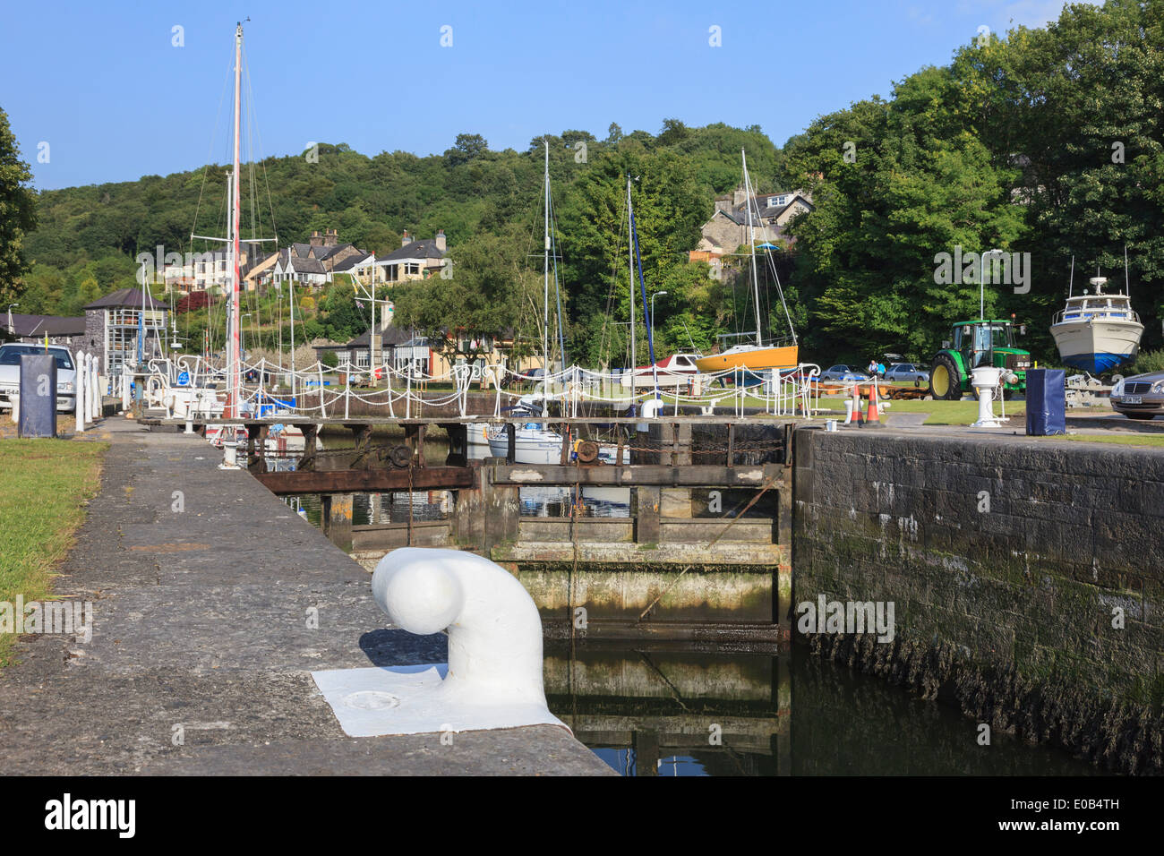 Festmacher Poller am Kai und Schleusen am Eingang zum yacht-Hafen mit Booten vertäut. Y Felinheli Gwynedd North Wales UK Großbritannien Stockfoto
