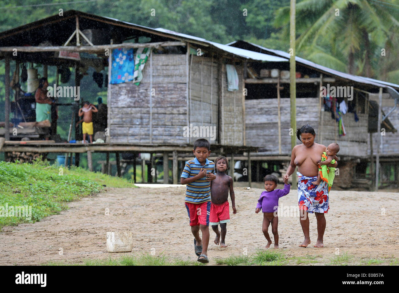 indigene Stämme Menschen und Holzhäuser auf Stelzen im Dschungel Dorf Puerto Alegre Nauca, Choco Provinz, Kolumbien Stockfoto