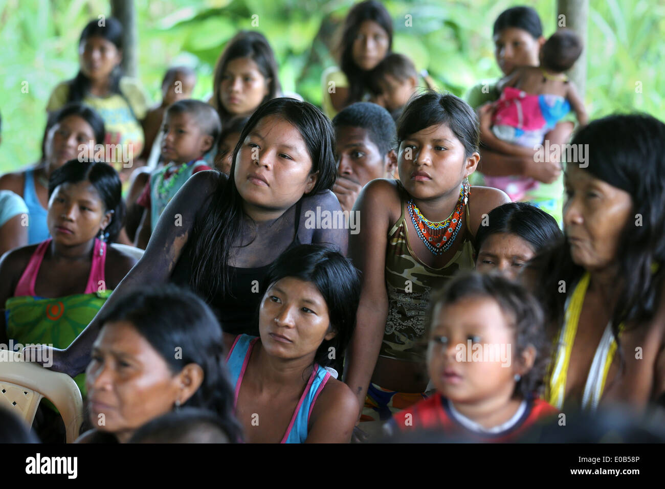 Stammes-Frauen hören Sie eine Dorfversammlung. Dschungel Dorf Puerto Alegre Nauca, Choco Provinz, Kolumbien Stockfoto