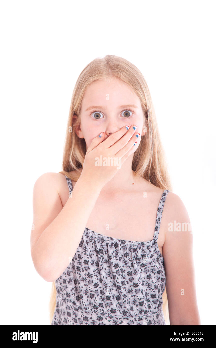 junge blonde Mädchen mit erstaunten Ausdruck im Studio vor weißem Hintergrund Stockfoto