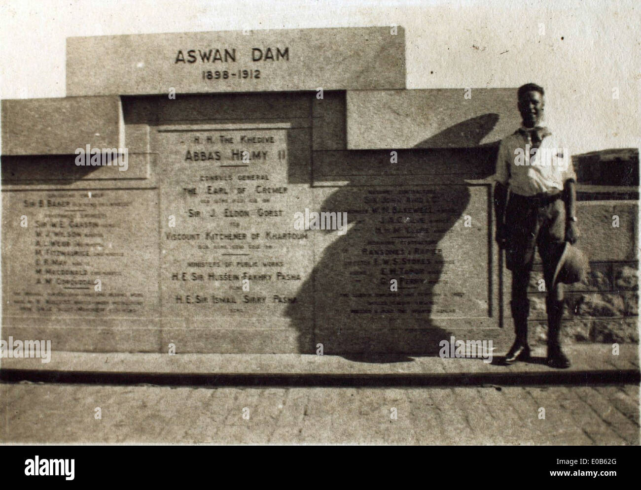 Dieses Foto zeigt den Assuan-Staudamm über den Nil, ein bedeutendes Ingenieurwunder in Ägypten, mit RAF-Operationen im Nahen Osten unter dem Kommando von Edwin Newman. Der Damm hat eine entscheidende Rolle bei der Wasserbewirtschaftung und der Stromerzeugung in der Region gespielt. Stockfoto