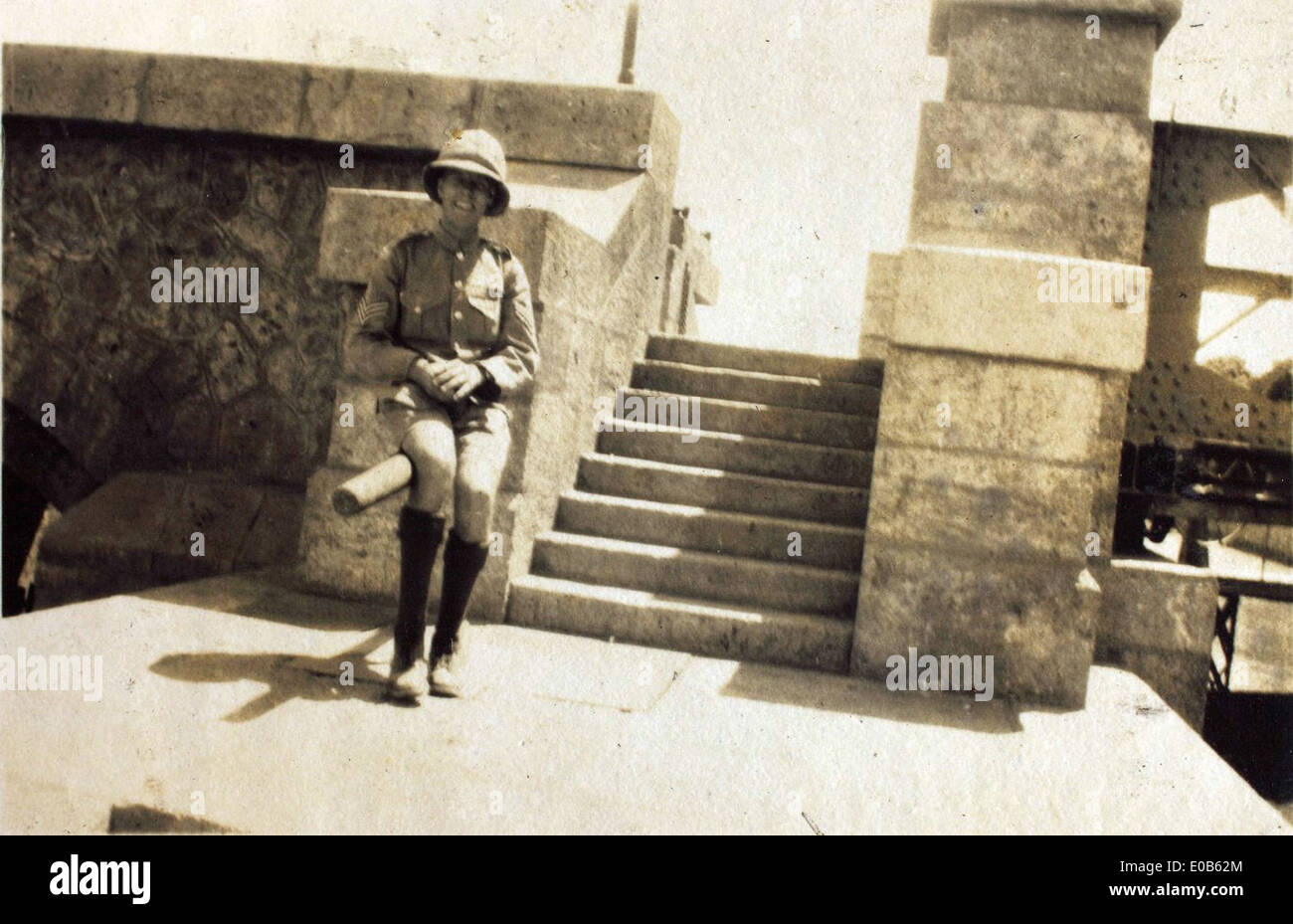 Der Assuan-Staudamm am Nil in Ägypten ist eines der wichtigsten Wasserbewirtschaftungsprojekte im Nahen Osten. Dieses Foto wurde von Edwin Newman aufgenommen und bietet einen bedeutenden historischen Blick auf den Damm, der entscheidend für die Kontrolle von Überschwemmungen, Bewässerung und Stromerzeugung in der Region war. Die Royal Air Force (RAF) spielte eine Rolle bei der Überwachung und dem Schutz während ihrer Bau- und Einsatzzeit. Stockfoto
