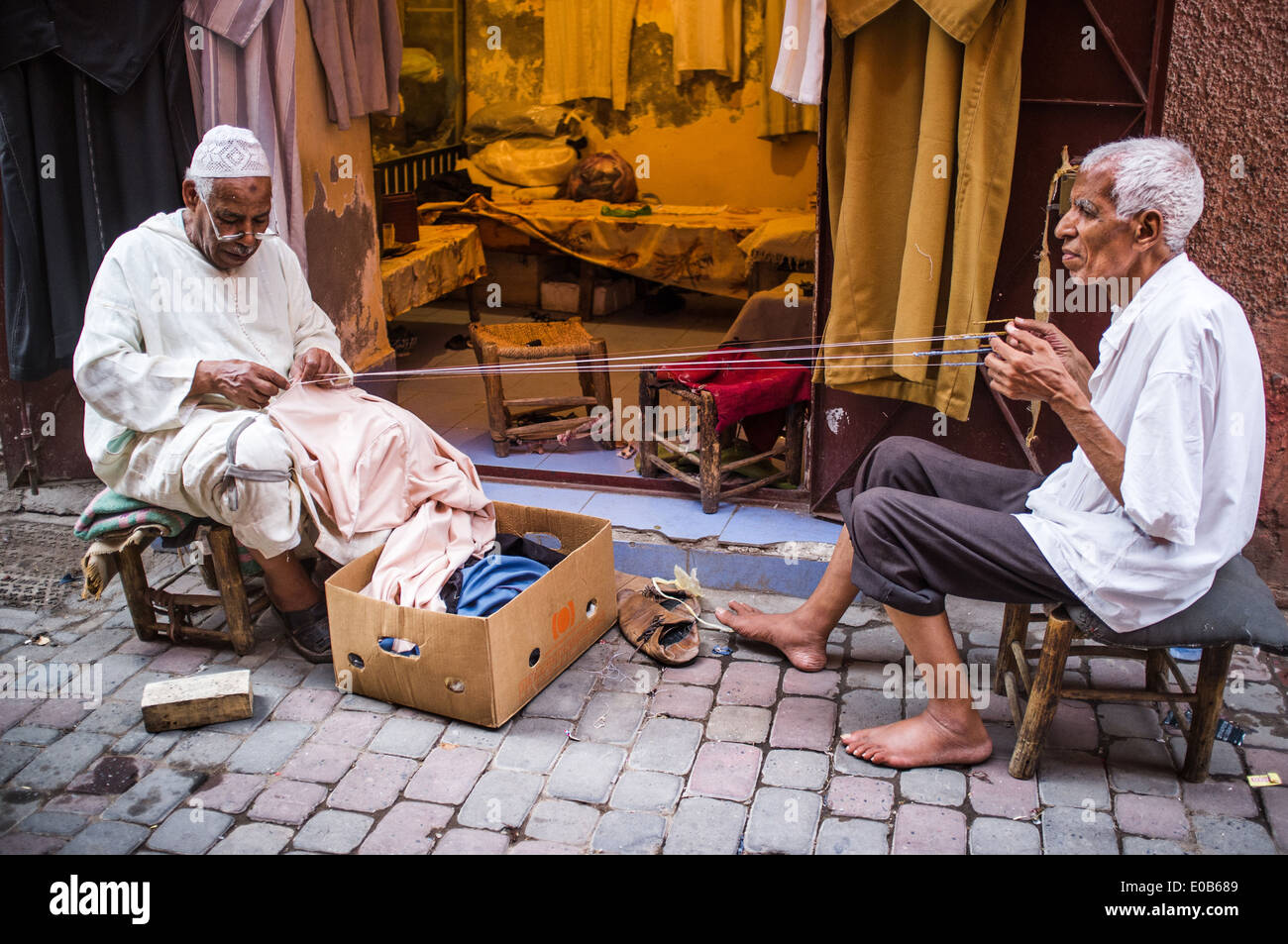 Outdoor-Schneider in der Nähe von Textil-Märkte in der Medina, Marrakesch, zentralen Marokko, Afrika Stockfoto