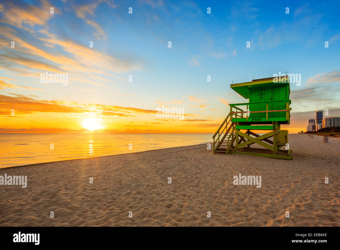 Miami South Beach Sunrise mit Rettungsschwimmer-Turm und die Küste mit bunten Wolken und blauer Himmel. Stockfoto