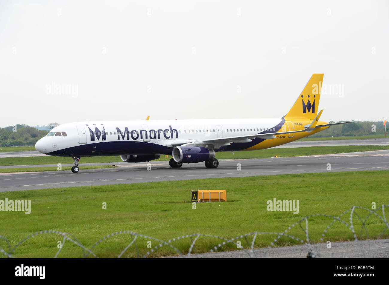 Ein Monarch Airlines A321 (G-ZBAM) Rollen auf der Start-und Landebahn am Flughafen Manchester. Stockfoto