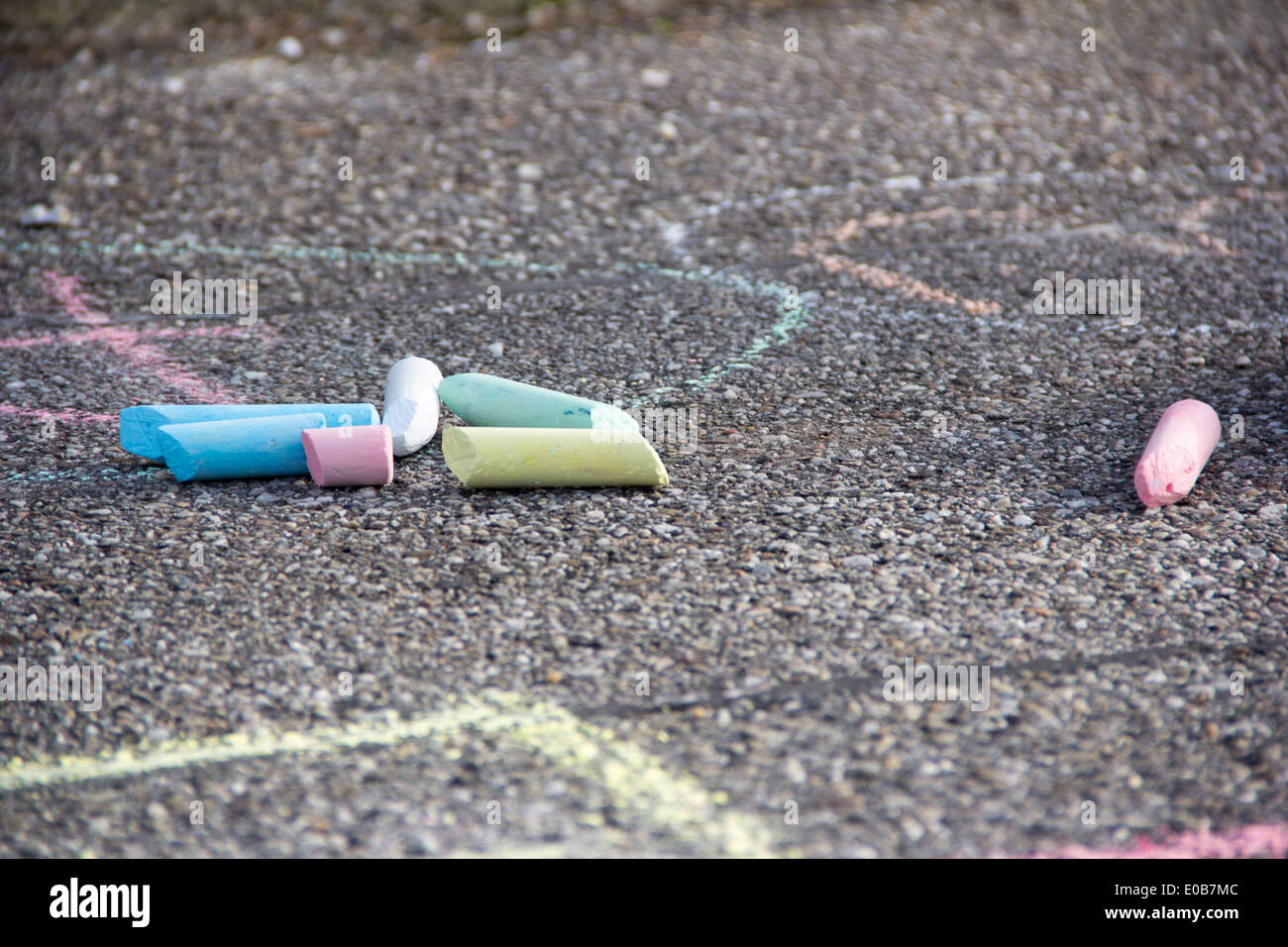Farbige Stifte liegen auf Asphalt, Nahaufnahme Stockfoto